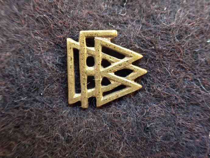 DFB gold, 3 Buchstaben, mit Zwischenraum