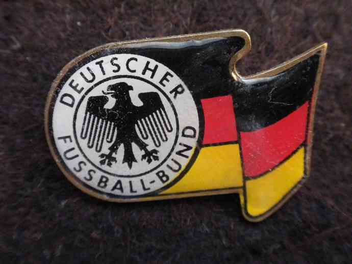 DFB mit rot-weiss-gold Fahne