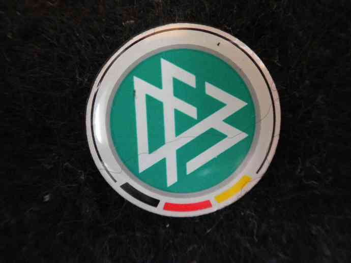 DFB rund, weisse Buchstaben, gr&uuml;ner Grund, schwarz-rot-gold am Rand