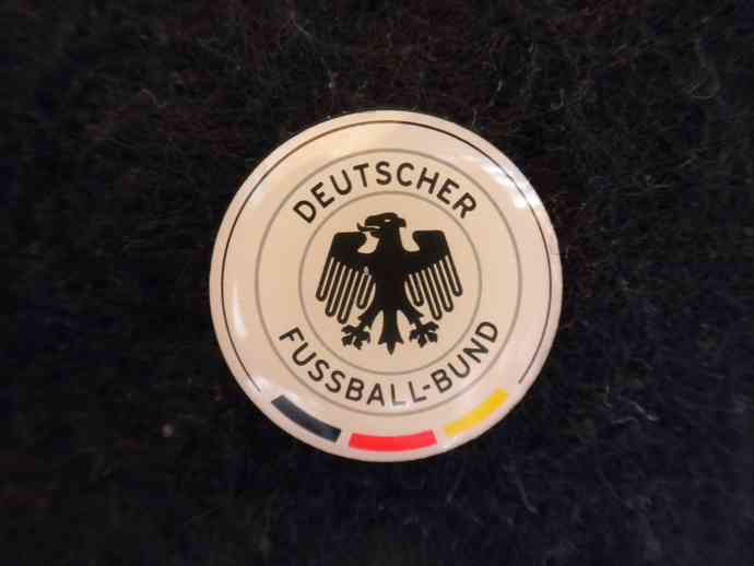 DFB rund, schwarzer Adler, weisser Grund, schwarz-rot-gold am Rand